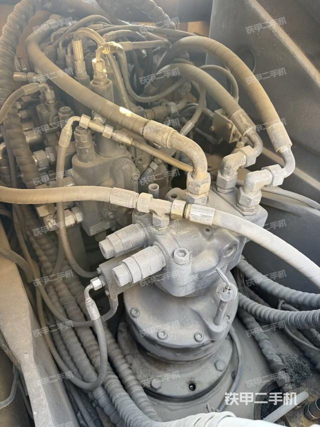 回转马达和主控阀（整机外观）