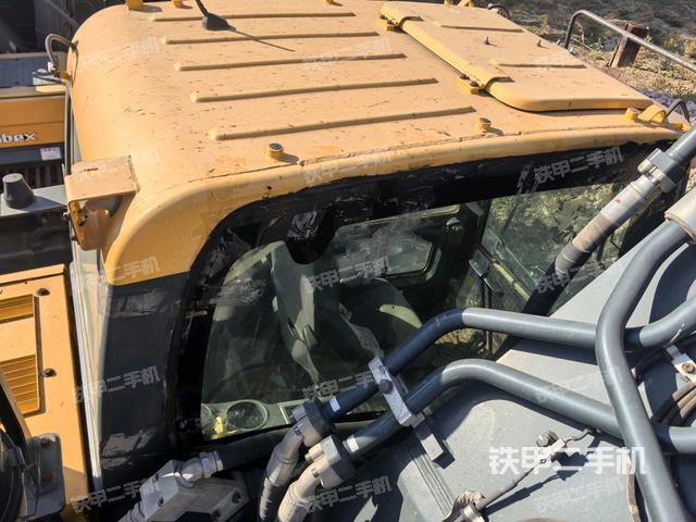 驾驶室顶部（整机外观）