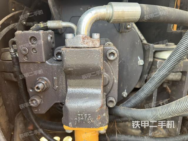 液压泵舱室正面整体（整机外观）