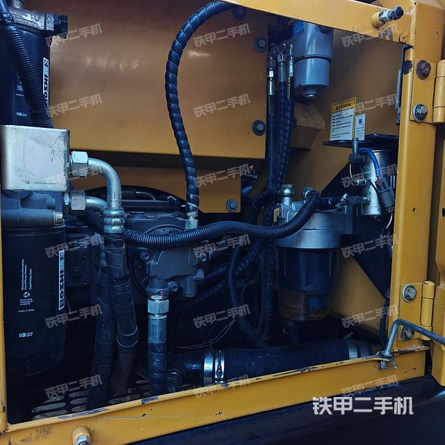 液压泵舱室正面整体（整机外观）