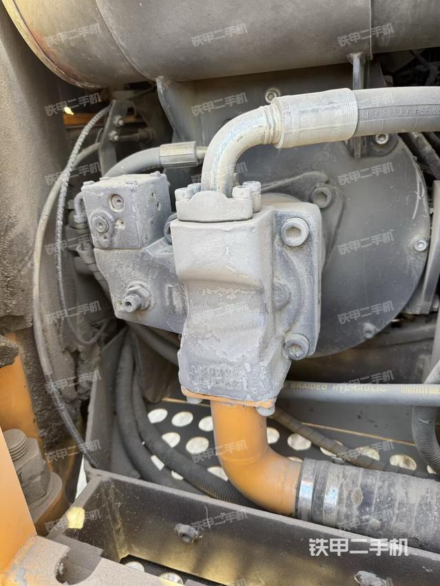 液压泵舱室正面整体（整机外观）