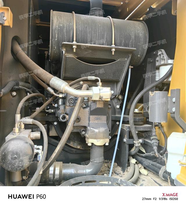 液壓泵艙室正面整體（整機外觀）