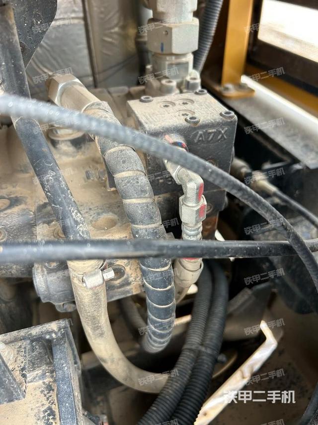 回转马达和主控阀（整机外观）