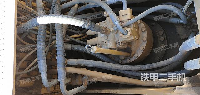 回轉(zhuǎn)馬達(dá)和主控閥（整機(jī)外觀(guān)）