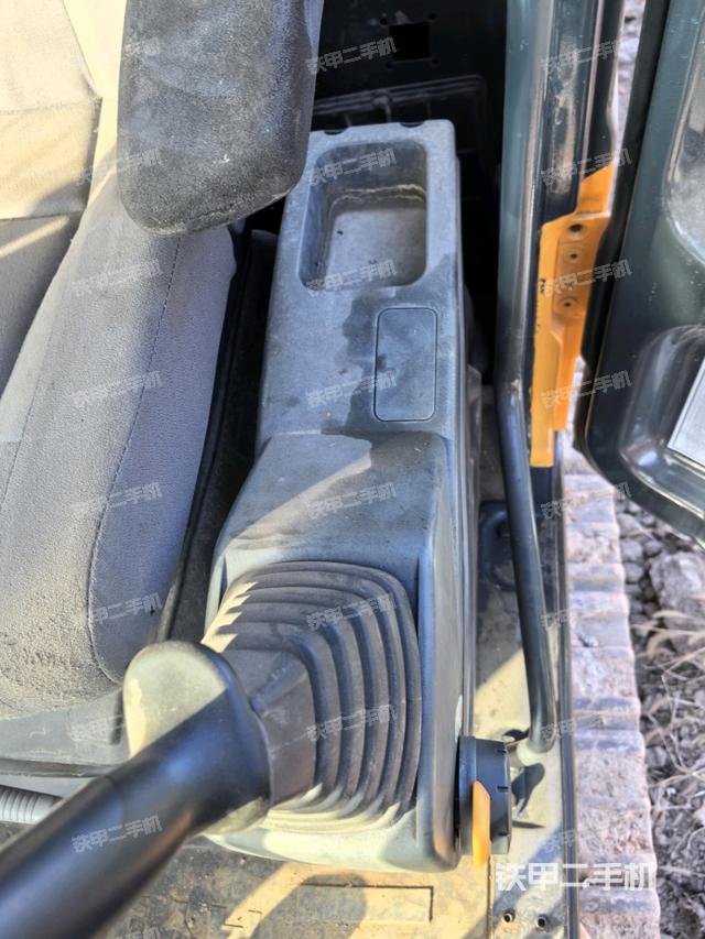 座椅左侧控制台/音响/含左手柄（驾驶室部分）