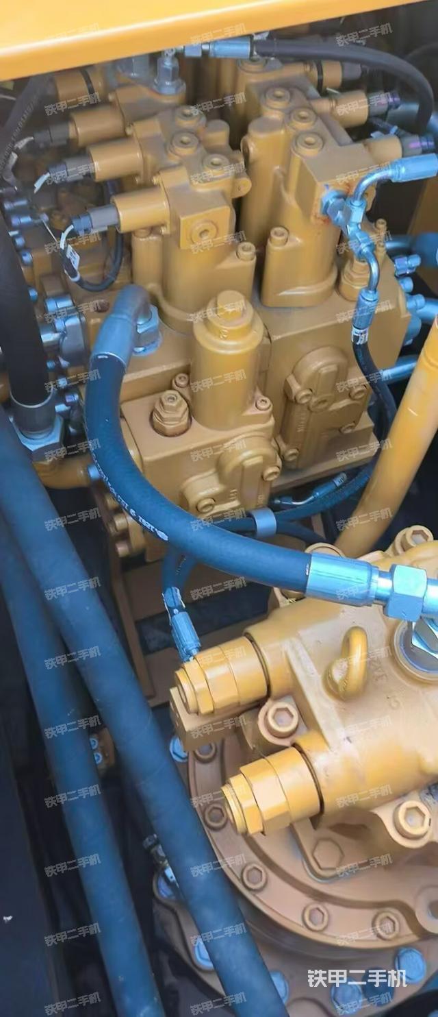 回转马达和主控阀（整机外观）