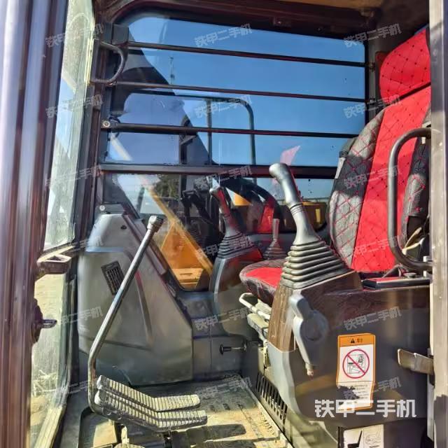 駕駛室頂部（整機外觀）