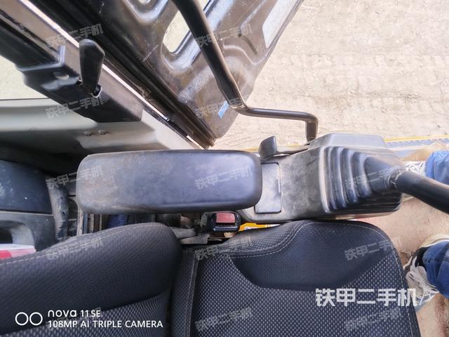 行走控制手柄和踏板?俯拍（駕駛室部分）