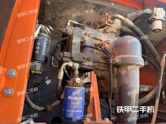 液压泵舱室正面整体（整机外观）