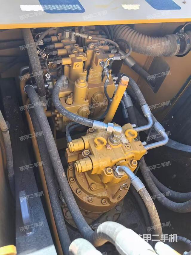 回轉(zhuǎn)馬達(dá)和主控閥（整機(jī)外觀）