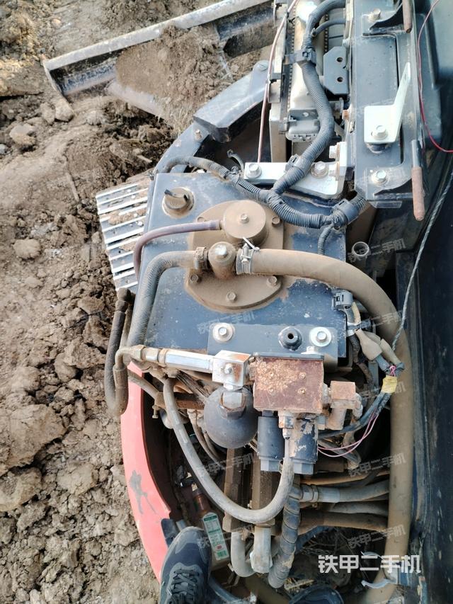 回转马达和主控阀（整机外观）