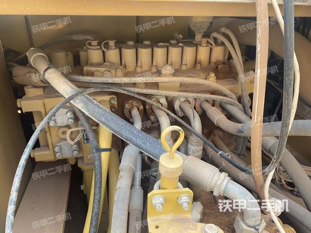 回转马达和主控阀（整机外观）