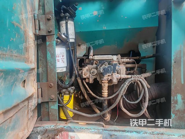 液压泵舱室正面整体（整机外观）