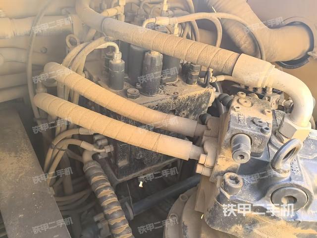 回轉(zhuǎn)馬達(dá)和主控閥（整機(jī)外觀）