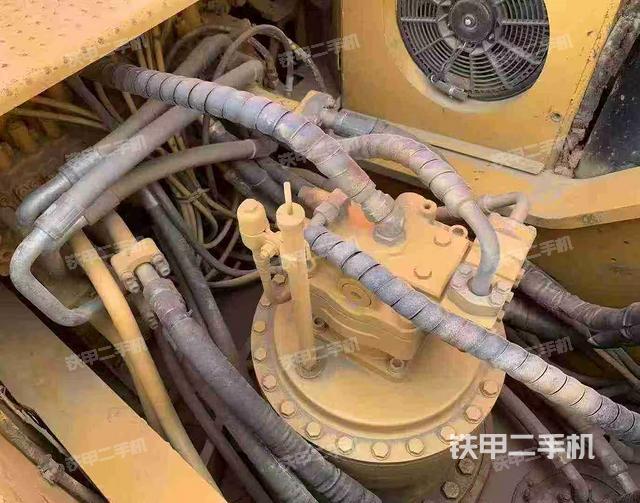 回转马达和主控阀（整机外观）