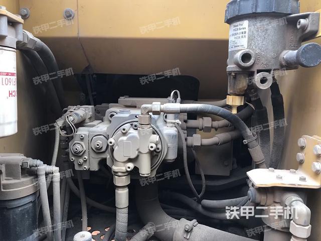 液压泵舱室正面整体（整机外观）