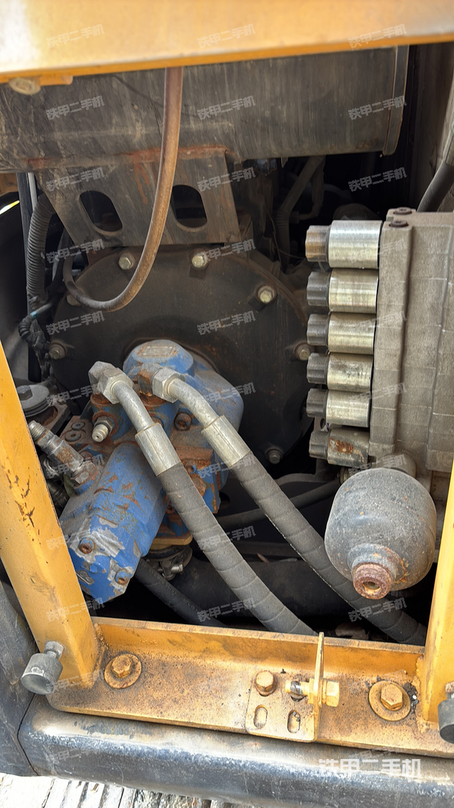 液壓泵艙室正面整體（整機外觀）