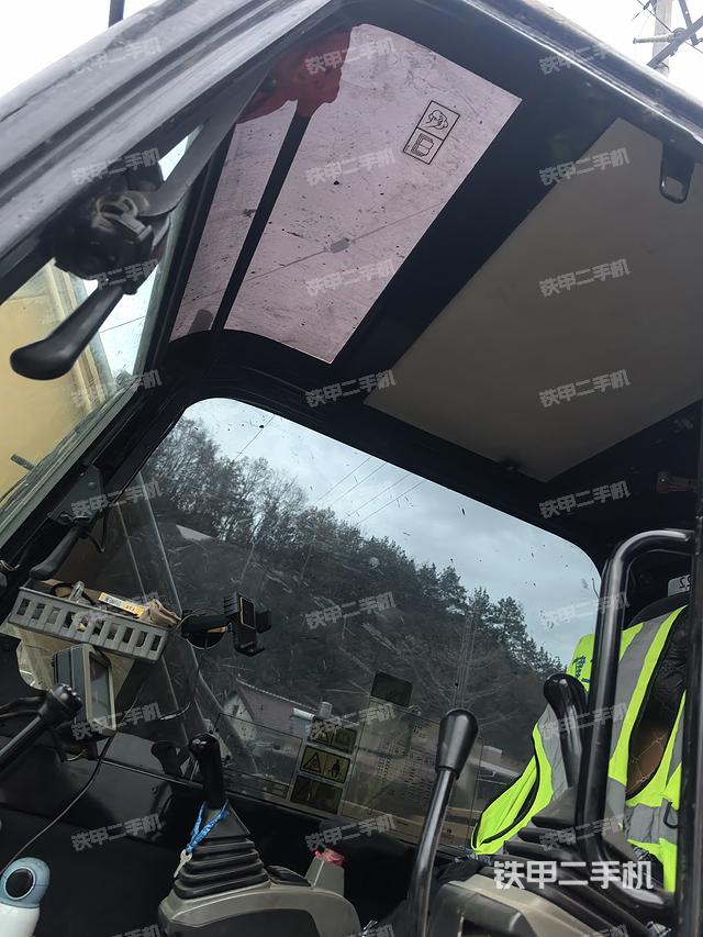 駕駛室頂部（整機外觀）