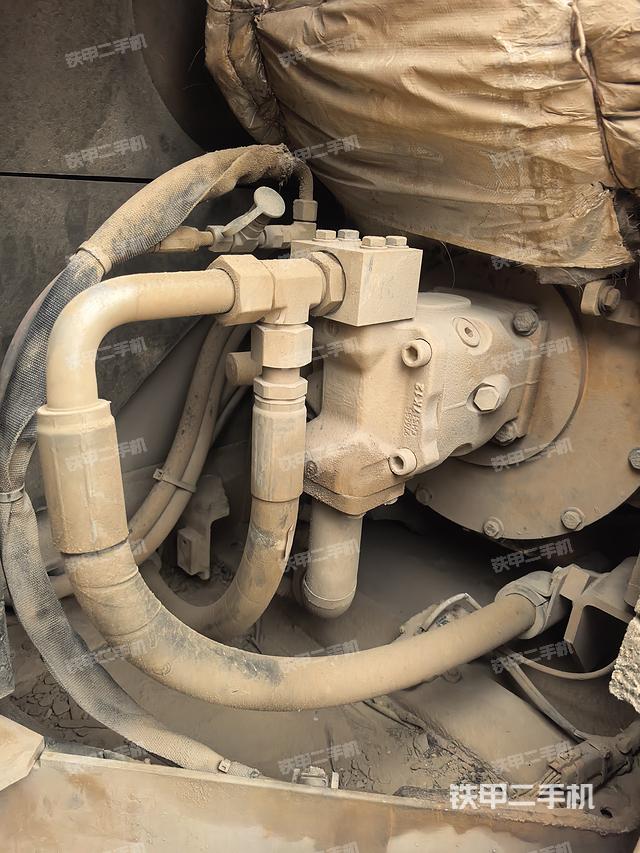 液壓泵艙室正面整體（整機外觀）