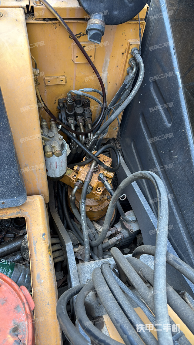 回轉(zhuǎn)馬達和主控閥（整機外觀）