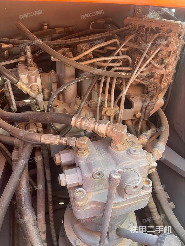 回转马达和主控阀（整机外观）