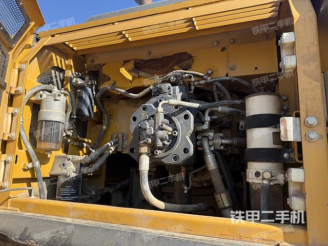 液壓泵艙室正面整體（整機外觀）