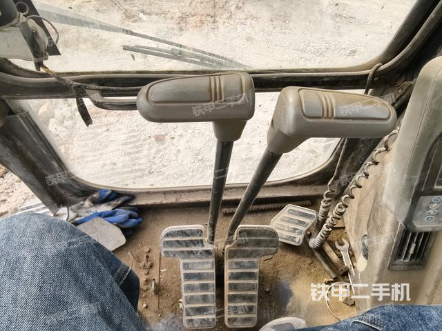 行走控制手柄和踏板?俯拍（駕駛室部分）