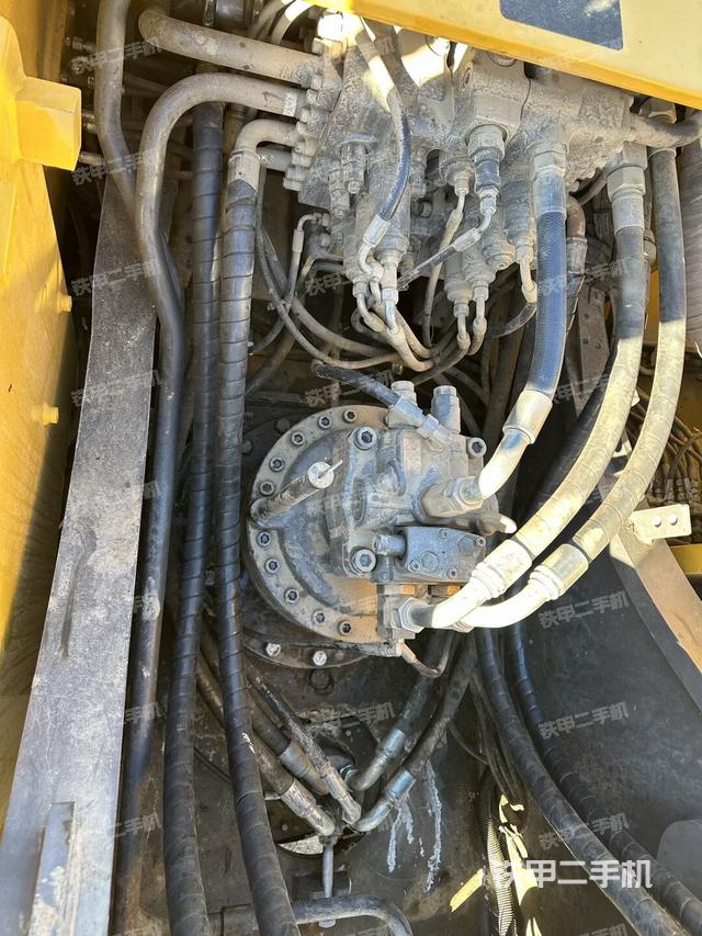 回轉(zhuǎn)馬達(dá)和主控閥（整機(jī)外觀）