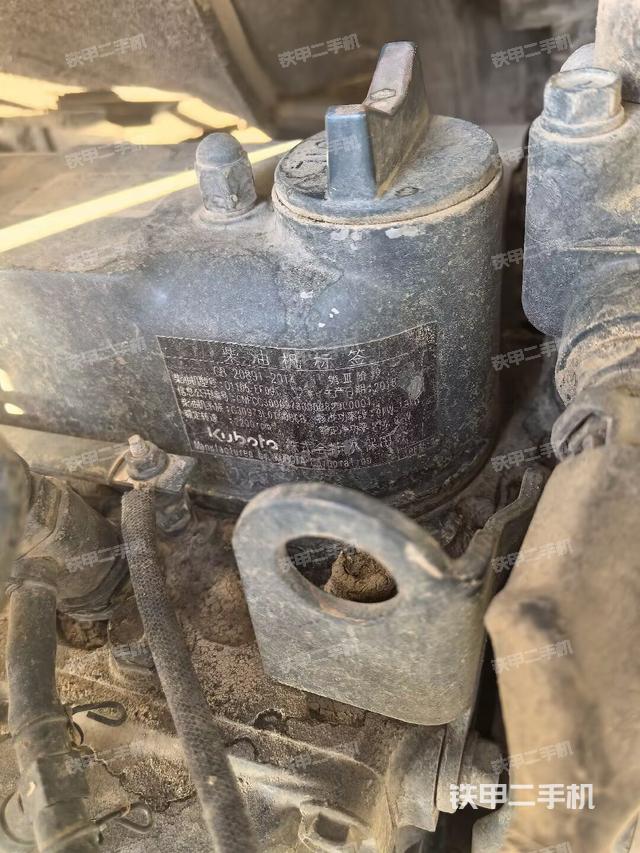 回轉(zhuǎn)馬達(dá)和主控閥（整機(jī)外觀）