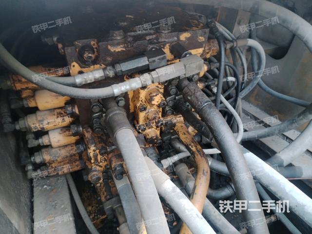 回轉(zhuǎn)馬達(dá)和主控閥（整機(jī)外觀）