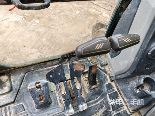 行走控制手柄和踏板 俯拍（驾驶室部分）