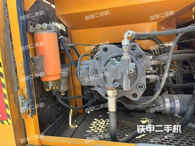 液壓泵艙室正面整體（整機外觀）