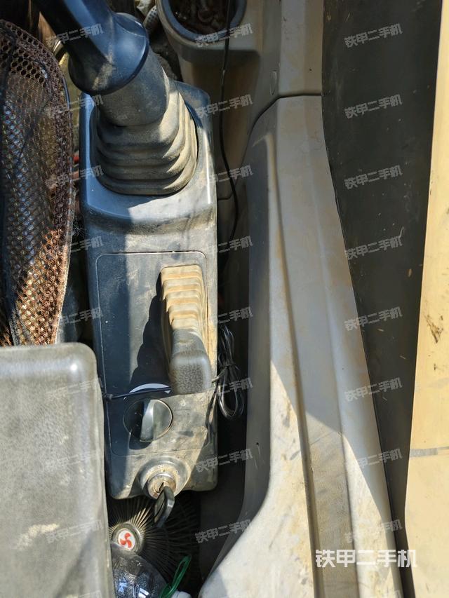 座椅右侧控制台/钥匙门/油门/含右手柄（驾驶室部分）