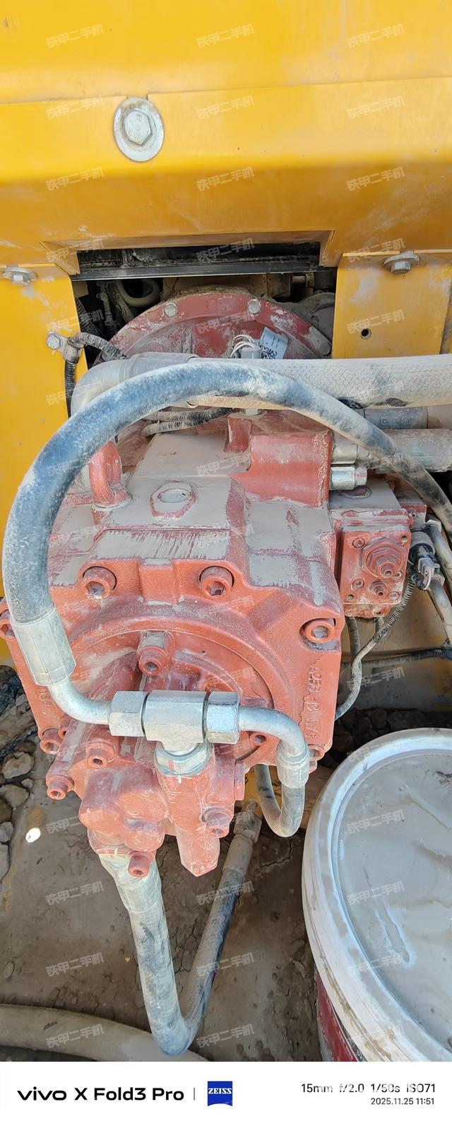 液压泵舱室正面整体（整机外观）