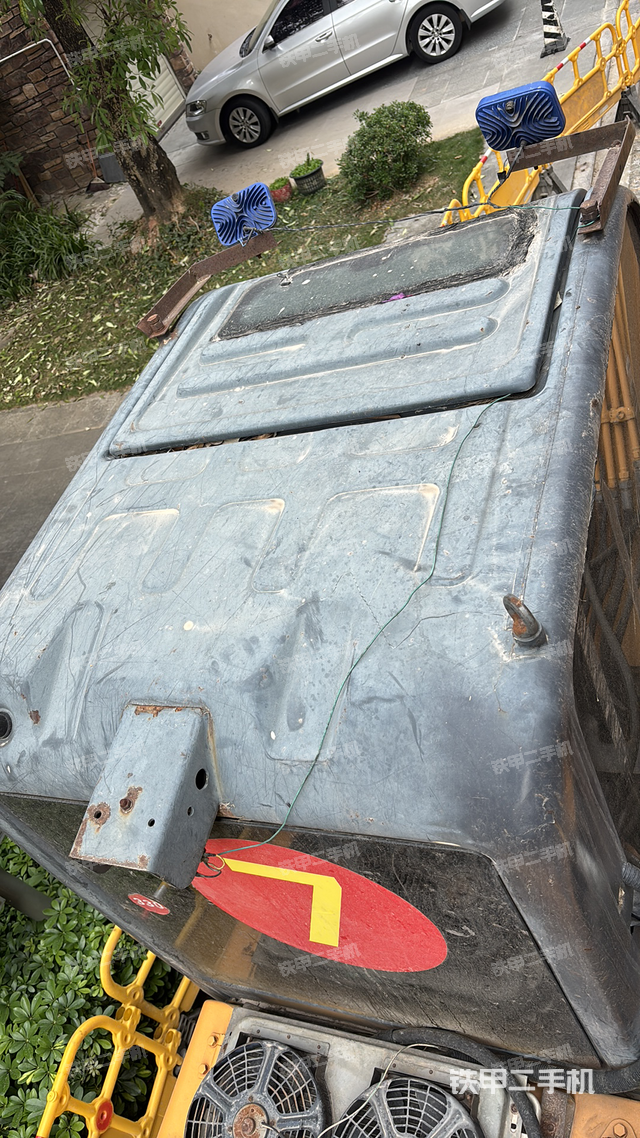 駕駛室頂部（整機外觀）