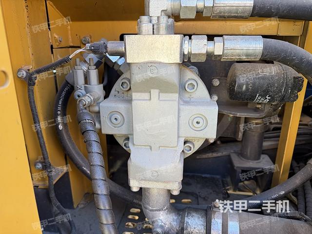 液压泵舱室正面整体（整机外观）