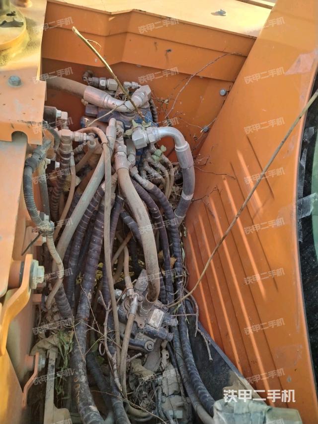 回转马达和主控阀（整机外观）