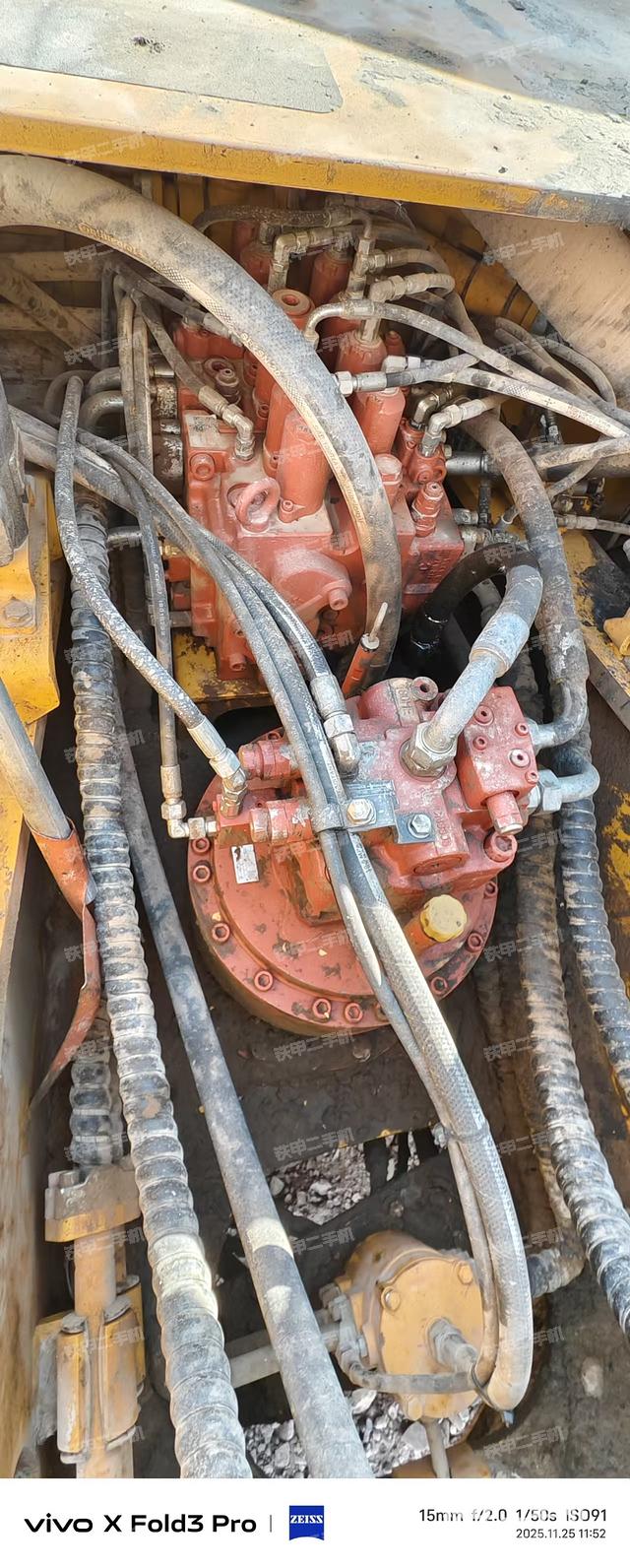 回转马达和主控阀（整机外观）