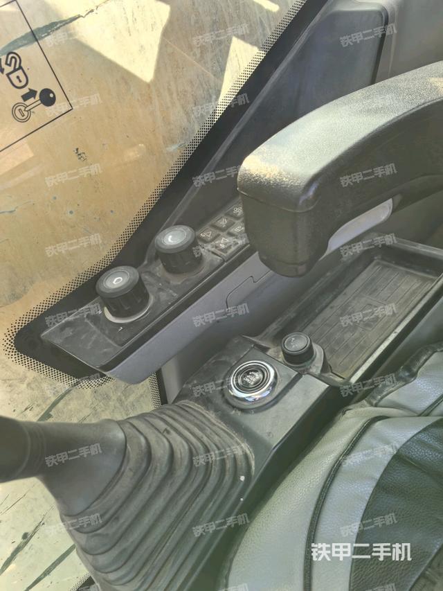 座椅右側(cè)控制臺(tái)/鑰匙門(mén)/油門(mén)/含右手柄（駕駛室部分）