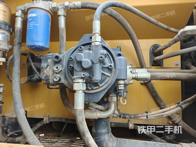 液压泵舱室正面整体（整机外观）