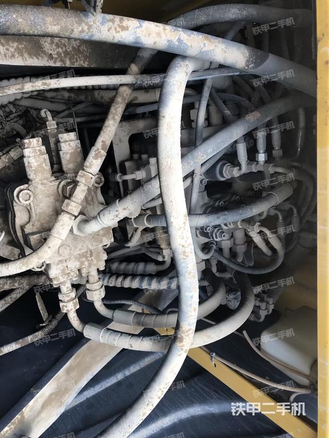 回转马达和主控阀（整机外观）