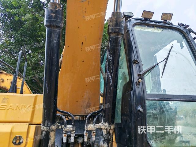 大臂油缸整体 竖拍（工作和回转装置）