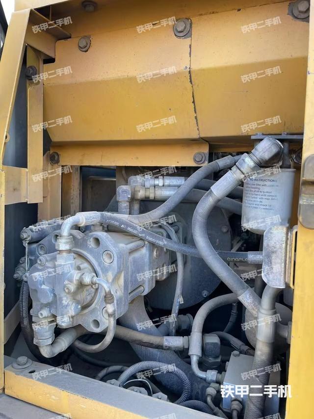 液压泵舱室正面整体（整机外观）