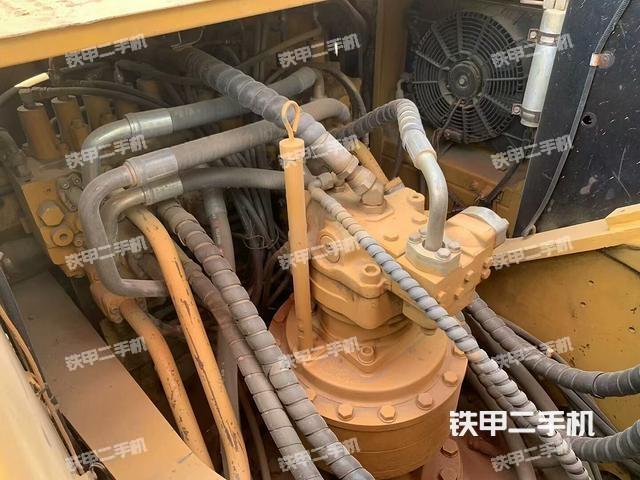 回轉(zhuǎn)馬達(dá)和主控閥（整機(jī)外觀）