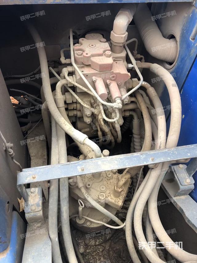 回转马达和主控阀（整机外观）