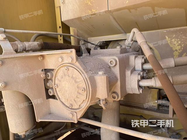 液压泵舱室正面整体（整机外观）