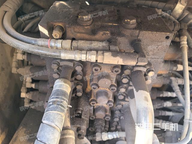 回轉(zhuǎn)馬達(dá)和主控閥（整機(jī)外觀）