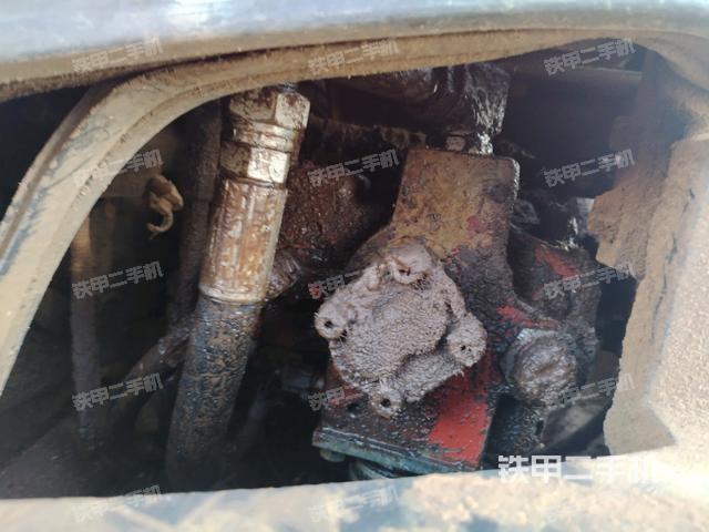 液压泵舱室正面整体（整机外观）