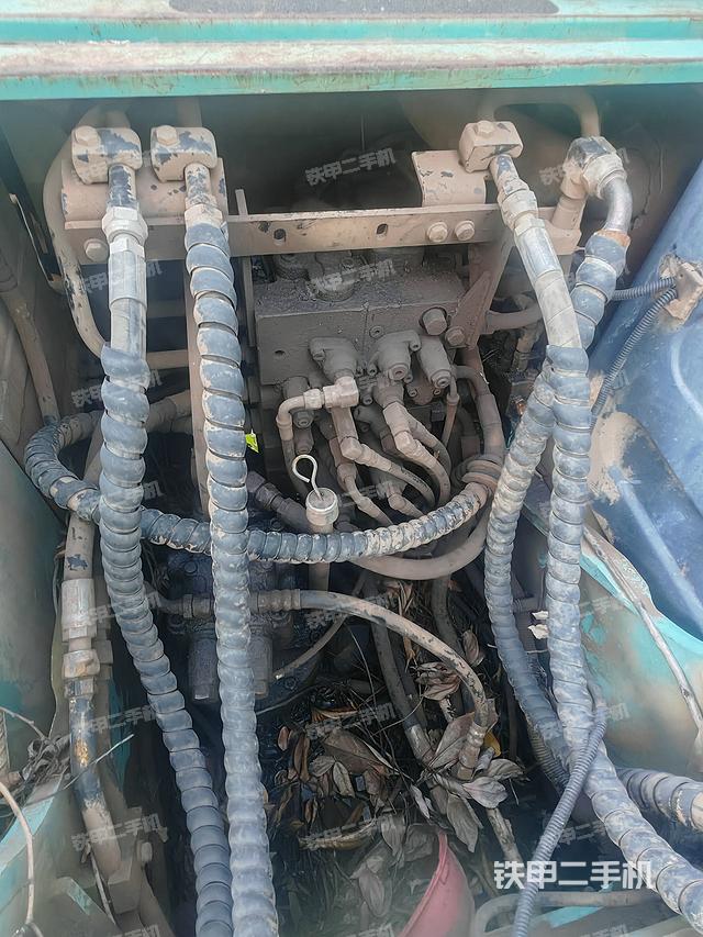 回转马达和主控阀（整机外观）