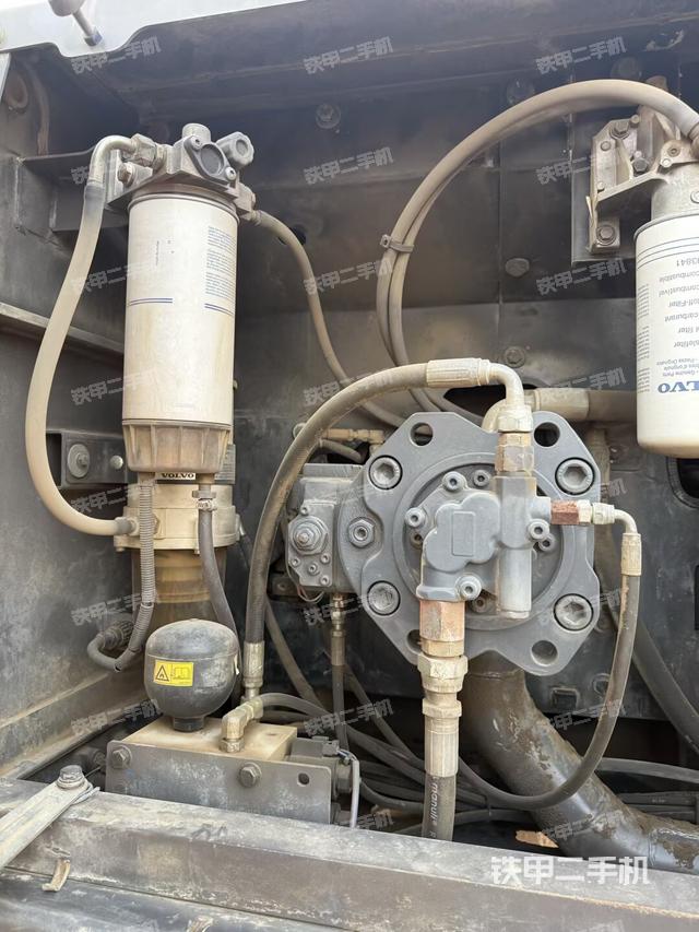 液压泵舱室正面整体（整机外观）